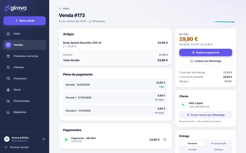 Detalhe de uma venda paga em partes: entrada já recebida e duas parcelas por pagar, com datas e botão para lembrar a cliente por WhatsApp.