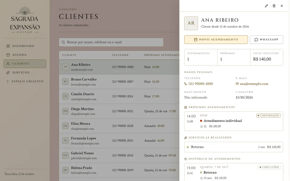 Ficha de uma cliente aberta sobre a lista de clientes: atendimentos, total investido, dados pessoais, próximos agendamentos e histórico.